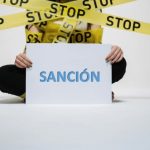 Sanción a sociedad extranjera por incumplir requisitos en facturas y contratos con proveedores extranjeros.