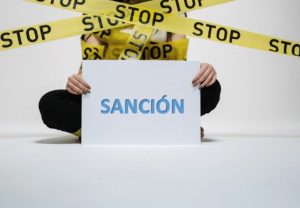 Sanción a sociedad extranjera por incumplir requisitos en facturas y contratos con proveedores extranjeros.